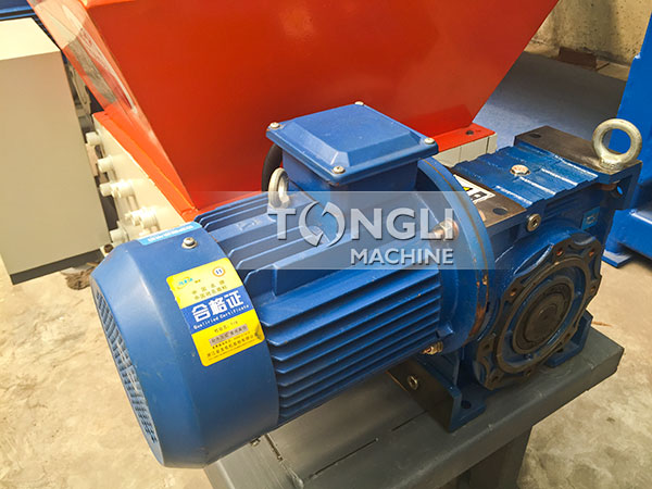 鐵屑撕碎機-1.jpg 鐵屑撕碎機-1.jpg